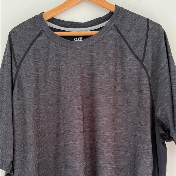 Saxx Men's Charcoal Short Sleeve Drop Temp Technology Hot Shot Tech Tee - Picture 2 of 4